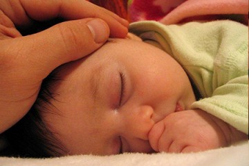 על חשיבות המגע עם התינוק